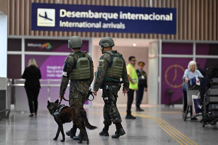 Membros da Força Aérea do Brasil no Aeroporto Internacional do Galeão, no Rio de Janeiro, estado onde foi preso um dos suspeitos de ligação com o Hezbollah