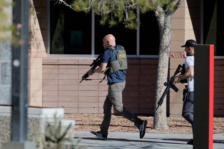 Agentes de segurança ao redor da Universidade de Nevada, em Las Vegas, onde ocorreu o ataque a tiros