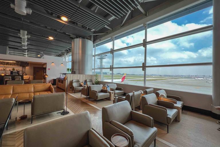 Sala VIP "The Pier", da W Premium Lounge, no terminal 3 aeroporto de Guarulhos, oferece vista desimpedida para o pátio de aeronaves