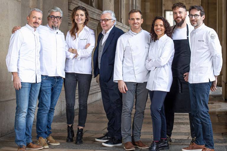 A brasileira Alessandra Montagne com Alain Ducasse (ao centro de blazer azul) e outros chefs que farão parte do projeto
