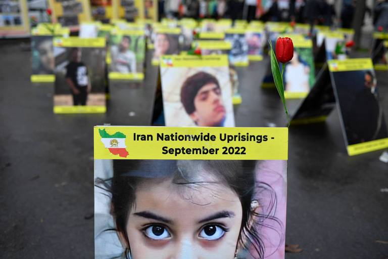 Protesto nos arredores da Assembleia Nacional da França, em Paris, com cartazes nas ruas contendo fotos de vítimas da repressão no Irã