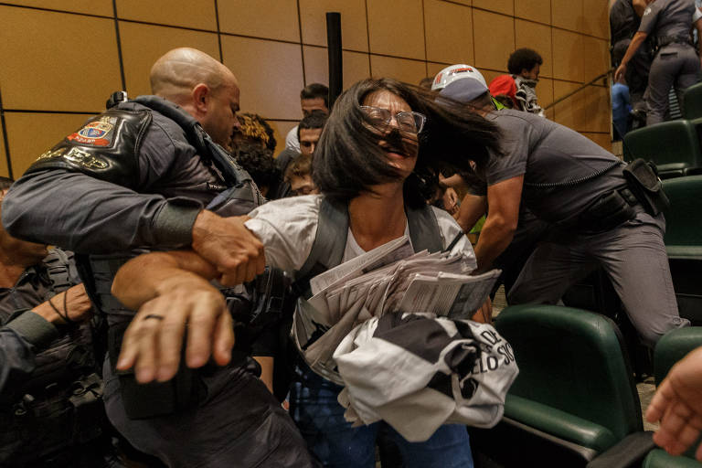 Manifestantes contrários à privatização da Sabesp entraram em confronto com a Polícia Militar no plenário da Assembleia Legislativa, que vota a desestatização da empresa