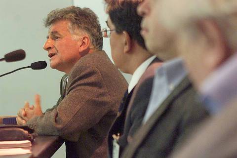 19-05-2003/São Paulo/Flávio Florido-Folha imagem/Debate dos candidatos 'a presidência da Sociedade para o Progresso da Ciência no auditório da Folha . Na foto da esq. para a dir.:Ennio Candotti , Marcelo Leite , Renato Janine Ribeiro e Rogerio Cezar Leite .Eventos - (Snapfoto)