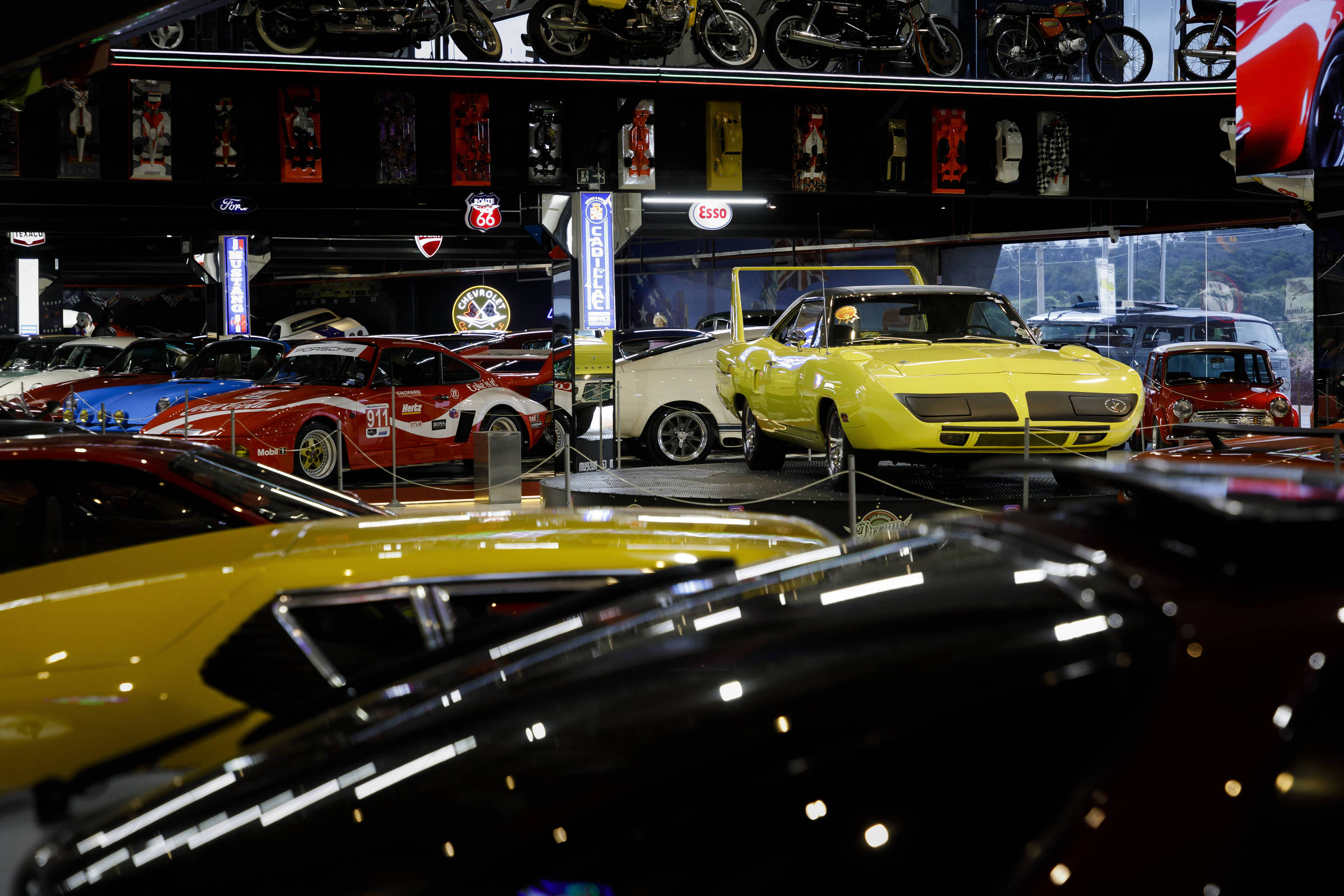 Clube mostra carros de corrida antigos fabricados no Brasil