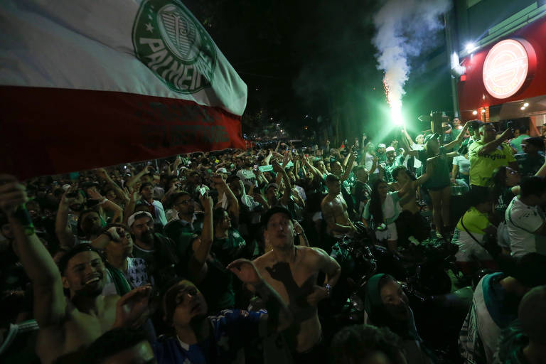 Jogadores e torcedores do Palmeiras comemoram título na Barra Funda
