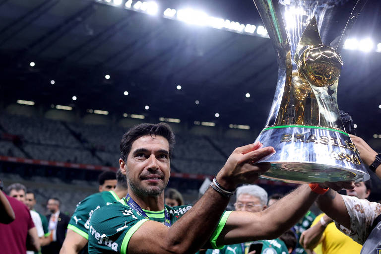 Abel Ferreira com a taça do Campeonato Brasileiro 2023