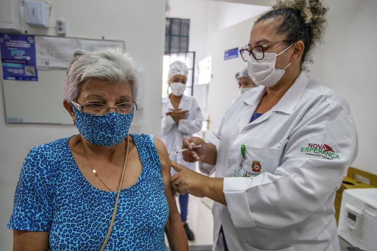 Surto de Covid no Ceará e fim de ano fazem Saúde antecipar reforço de vacina contra doença