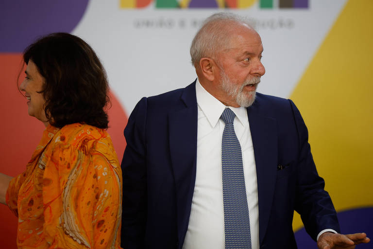 O presidente Lula e a ministra da Saúde, Nísia Trindade, durante evento no Palácio do Planalto