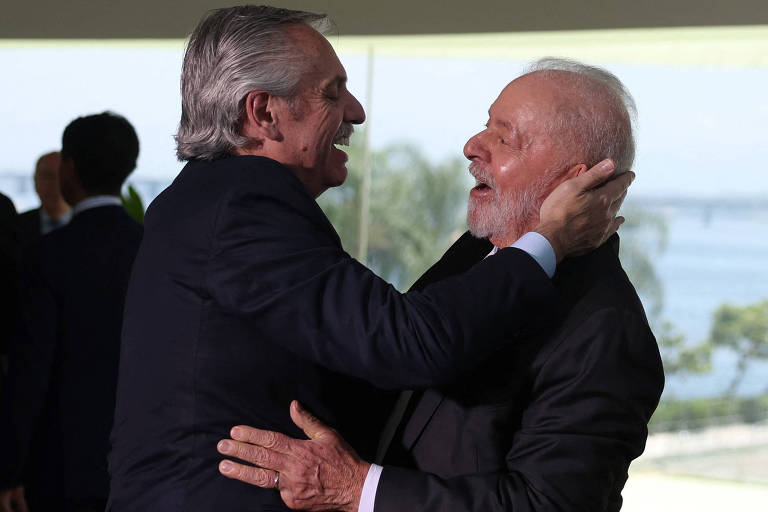 O presidente cessante da Argentina, Alberto Fernández, e o brasileiro, Lula, nos bastidores da cúpula do Mercosul, no Rio de Janeiro