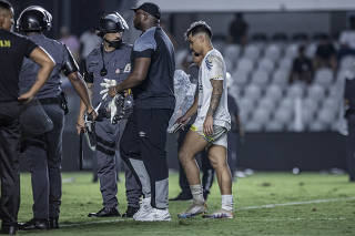 Santos vence Goiás em jogo maluco, encerra jejum e se afasta do Z4