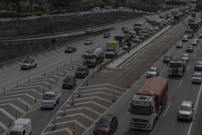 Obras na rodovia Castello Branco travam trânsito nas proximidades do km 23