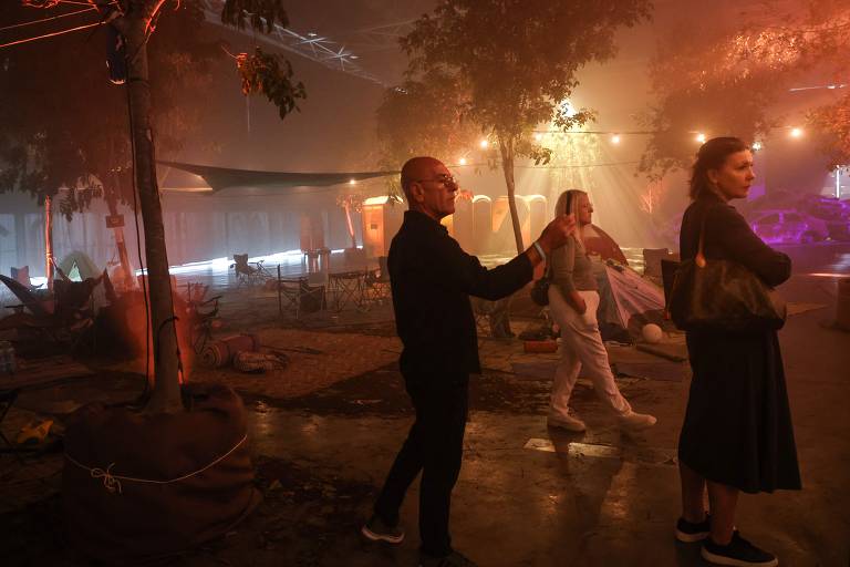 Visitantes circulam por exposição '06h29', que reconstrói cenário de rave invadida por Hamas no 7 de Outubro
