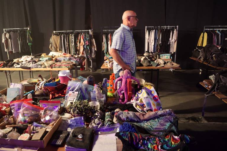 Objetos que frequentadores de rave no deserto de Negev deixaram para trás durante invasão do Hamas são exibidos na mostra '06:29', em Tel Aviv