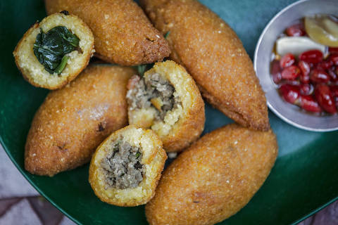 SÃO PAULO, SP, BRASIL, 21-05-2021: Foto do bolinho caipira e seus ingredientes da massa e recheio, preparados pela Tanea Romão, em seu restaurante na Vila Romana. (Foto: Bruno Santos/ Folhapress) *** FSP-COMIDA *** EXCLUSIVO FOLHA***