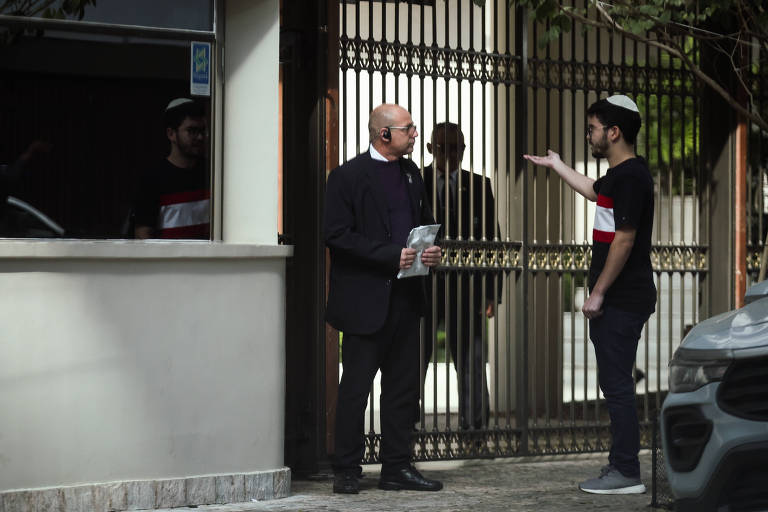 Homens conversam em uma calçada