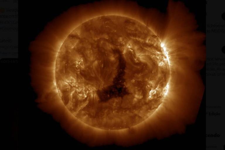 Imagem da mancha solar, ou buraco coronal, de cerca de 800 mil quilômetros de extensão que apareceu na superfície do Sol entre os dias 4 e 5 de dezembro
