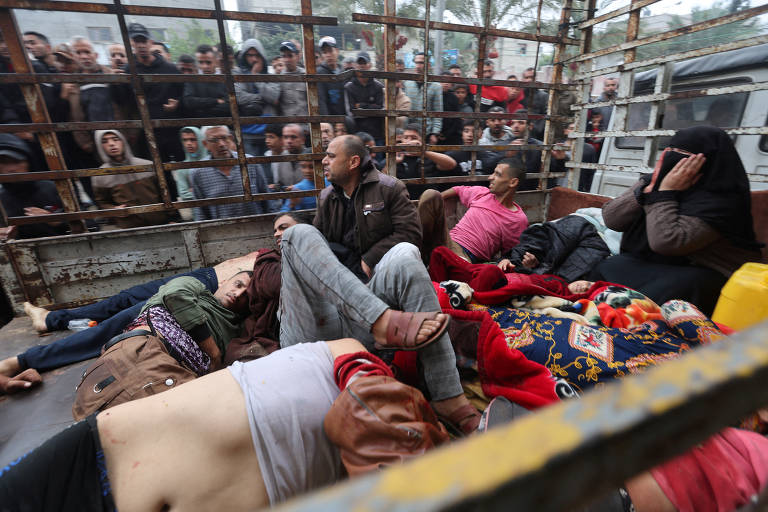 1º.dez.23: Após ser renovado por 2 dias além do prazo original, cessar-fogo termina e combates são retomados; na imagem, palestinos feridos em decorrência de ataques de Israel são levados para hospital em Khan Yunis,   no sul de Gaza