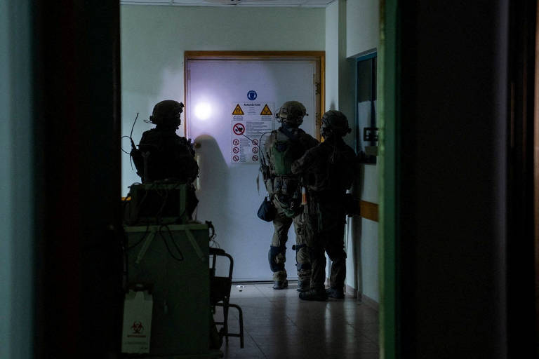 13.nov.23: Tanques de Israel avançam sobre hospital Al-Shifa, na Cidade de Gaza, com cerca de 650 pacientes ainda no local; Tel Aviv justifica invasão afirmando que quartel-general do Hamas se localiza no subsolo do hospital, o que terroristas negam