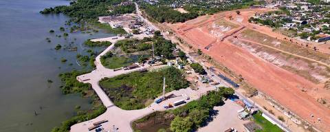 EDITORS NOTE: Graphic content / Aerial view of the sunken ground in a plot of land at the Mutange neighbourhood in Maceio, Alagoas state, Brazil on December 1, 2023. The affected area is close to a rock salt mine and has already sunk about two meters, forcing 55,000 residents and a hospital to evacuate. (Photo by Robson Barbosa / AFP)