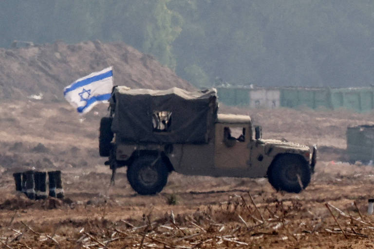 Veículo militar com bandeira de Israel em conflito armado com grupo terrorista Hamas, na borda da Faixa de Gaza