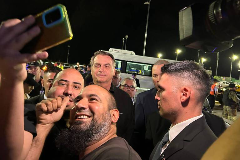 O ex-presidente Jair Bolsonaro (PL) é tietado após desembarcar na Argentina