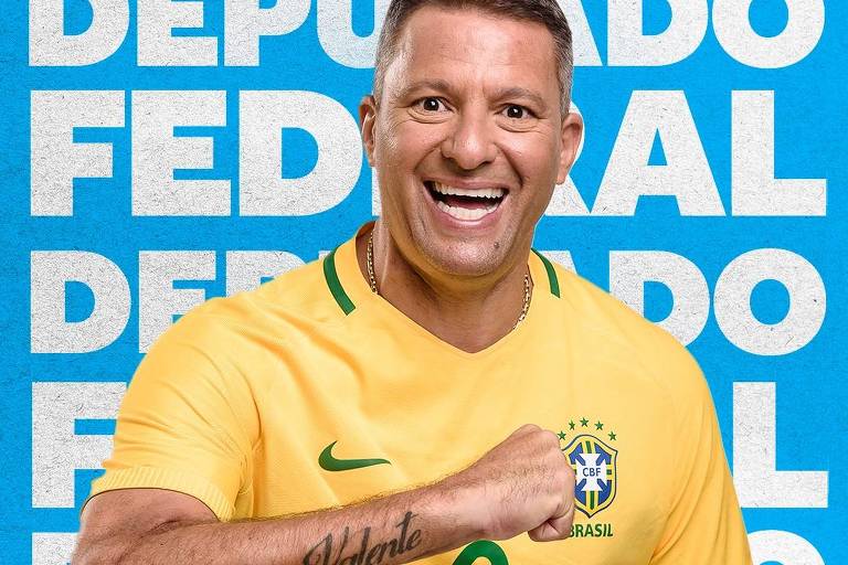 Jogador de futebol com a camisa da seleção brasileira
