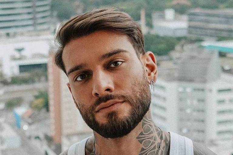 Homem de barba e regata branca