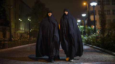 TEERA, IRAN, 13-11-2013, 17h50: MULHERES NO IRA. Mulheres usando chador, veu integral preto usado por xiitas conservadores, em frente a mesquita no centro de Teera, durante a cerimonia de lamentacao do Ashura, festival que lembra o martirio do Ima Hussein, cuja morte contribuiu para fundacao do Isla Xiita. (Foto: Apu Gomes/Folhapress, Mundo ) *** EXCLUSIVO***