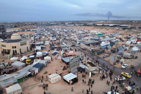 An aerial picture shows displaced Palestinians who fled Khan Yunis setting up camp in Rafah further south near the Gaza Strip's border with Egypt, on December 7, 2023, amid continuing battles between Israel and the Palestinian militant group Hamas. Backed by air power, tanks and armoured bulldozers, Israeli troops were fighting Hamas in Khan Yunis, the biggest city in southern Gaza, as well as in Gaza City and the nearby Jabalia district of the north. (Photo by MAHMUD HAMS / AFP) ORG XMIT: HMS4485