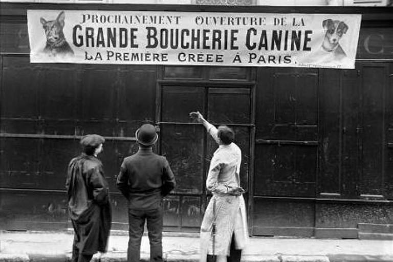 Açougue de carne canina em Paris, em imagem do início do século 20