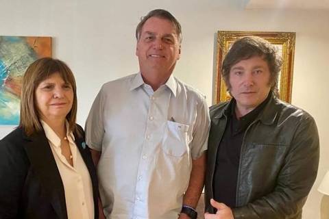 O ex-presidente Jair Bolsonaro (PL) se reúne com a ex-candidata e futura ministra da Segurança da Argentina, Patricia Bullrich (à esq.), e com o presidente eleito da Argentina, Javier Milei, em Buenos Aires, nesta sexta (8)