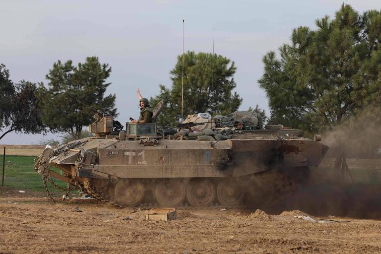 Soldados israelenses avançam em uma posição perto da fronteira de Gaza, em meio a contínuas batalhas entre Israel e o Hamas.