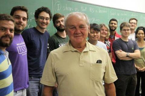 Hildebrando Munhoz Rodrigues (1943 - 2023) e alunos na USP em São Carlos