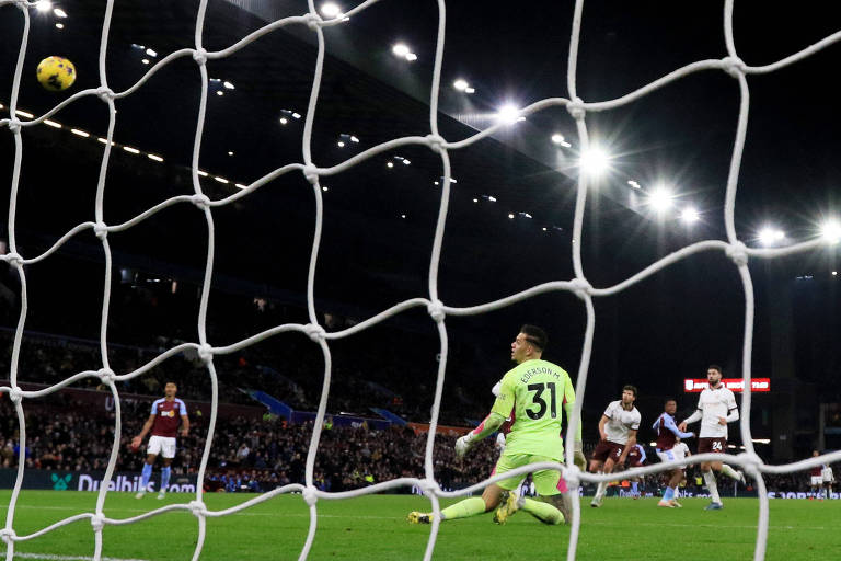 Jogador cai inconsciente em campo, e jogo da Premier League é