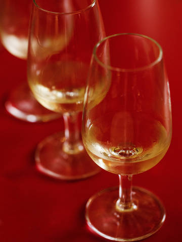 Sao Paulo, SP, BRASIL, 03-03-2023:  Degustacao de Vinhos Brancos:  Detalhes de tacas  durante degustacao  e prova  as cegas de vinhos brancos no restaurante Tordesilhas, no Jardins. (Foto: Eduardo Knapp/Folhapress, COMIDA)