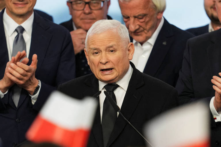 Jaroslaw Kaczynski é líder do partido Lei e Justiça (PiS), o maior da Polônia; recentemente, o PiS trocou a pauta anti-imigração pela antidireitos LGBTQIA+, de modo a se apoiar no conservadorismo religioso do país