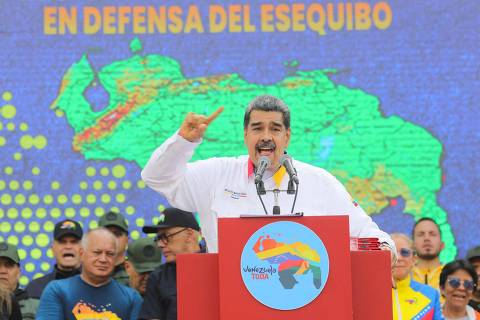 This handout picture released by the Venezuelan Presidency shows Venezuela's President Nicolas Maduro speaking during a meeting outside the Miraflores Presidential Palace in Caracas on December 8, 2023. The United Nations Security Council is to meet behind closed doors Friday on the fast-escalating row between South American neighbors Venezuela and Guyana over a disputed oil-rich region. (Photo by MARCELO GARCIA / Venezuelan Presidency / AFP) / RESTRICTED TO EDITORIAL USE - MANDATORY CREDIT 
