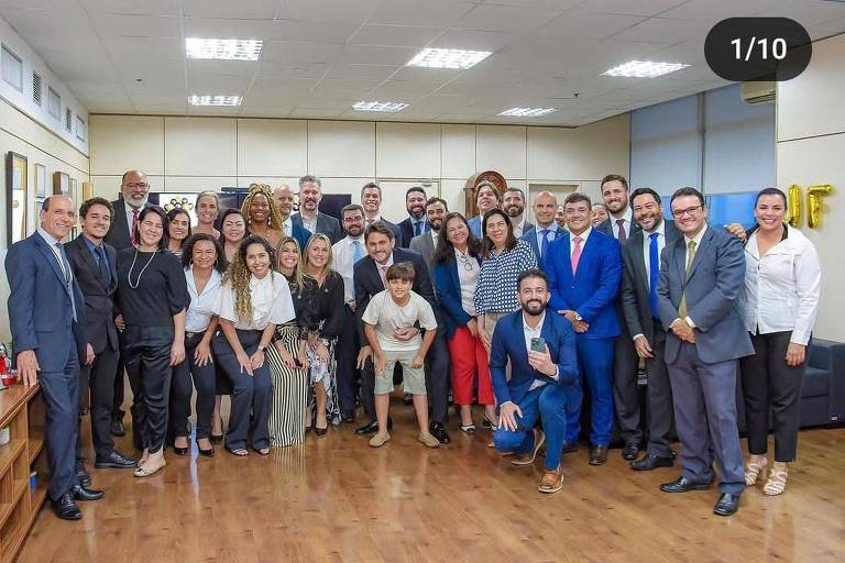 Ministro Juscelino Filho (Comunicações) posta foto com servidores após festa surpresa por seu aniversário