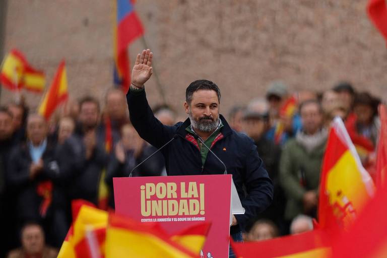 Santiago Abascal é líder do partido espanhol de ultradireita Vox, que tem entre suas principais bandeiras o combate à imigração ilegal e aos direitos da população LGBTQIA+; nas eleições gerais, o Vox e o tradicional Partido Popular (PP) formaram aliança, mas não conquistaram a maioria no Parlamento