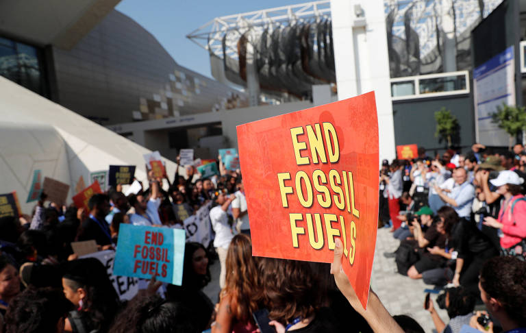 Ativistas jovens cobram transição energética justa na COP28