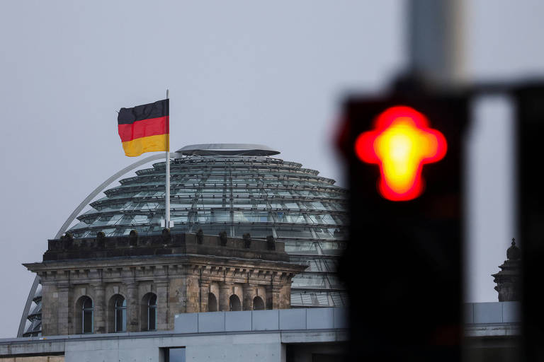 Votos dos partidos SPD, FDP e Verde não seriam suficientes para formar a maioria no Bundestag