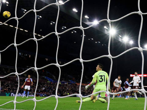 Soccer Football - Premier League - Aston Villa v Manchester City - Villa Park, Birmingham, Britain - December 6, 2023 Aston Villa's Leon Bailey scores their first goal as Manchester City's Ederson looks on REUTERS/Chris Radburn NO USE WITH UNAUTHORIZED AUDIO, VIDEO, DATA, FIXTURE LISTS, CLUB/LEAGUE LOGOS OR 'LIVE' SERVICES. ONLINE IN-MATCH USE LIMITED TO 45 IMAGES, NO VIDEO EMULATION. NO USE IN BETTING, GAMES OR SINGLE CLUB/LEAGUE/PLAYER PUBLICATIONS.