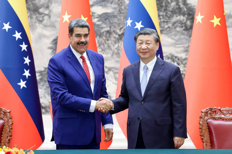 Os líderes da Venezuela, Nicolás Maduro, e da China, Xi Jinping, se cumprimentam em Pequim