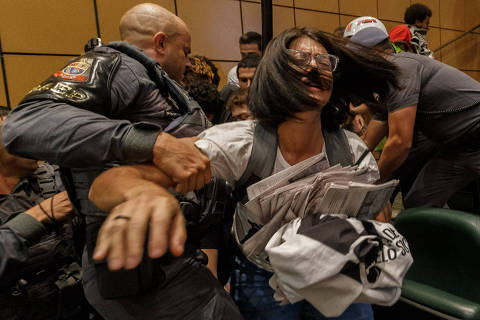 SÃO PAULO SP, BRASIL, 06-12-2023 - VOTAÇÃO SABESP - Quebra pau na votação do projeto do governo do Estado que propõe privatizar a Sabesp na ALESP. (Foto: Ronny Santos/Folhapress, MERCADO)