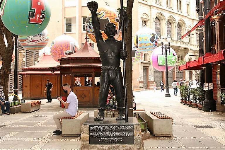 Estátua Zumbi dos Palmares de punho cerrado