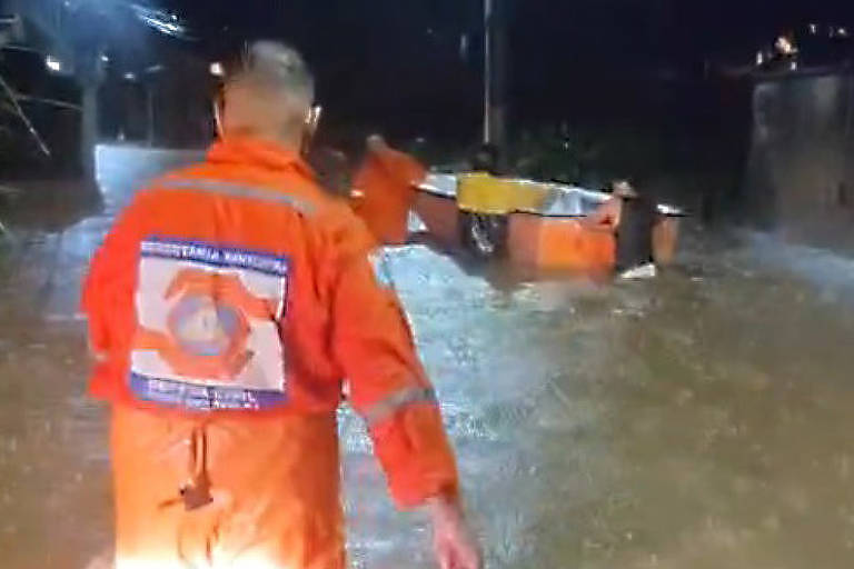 Funcionários da Defesa Civil de Angra dos Reis durante noite de fortes chuvas na região