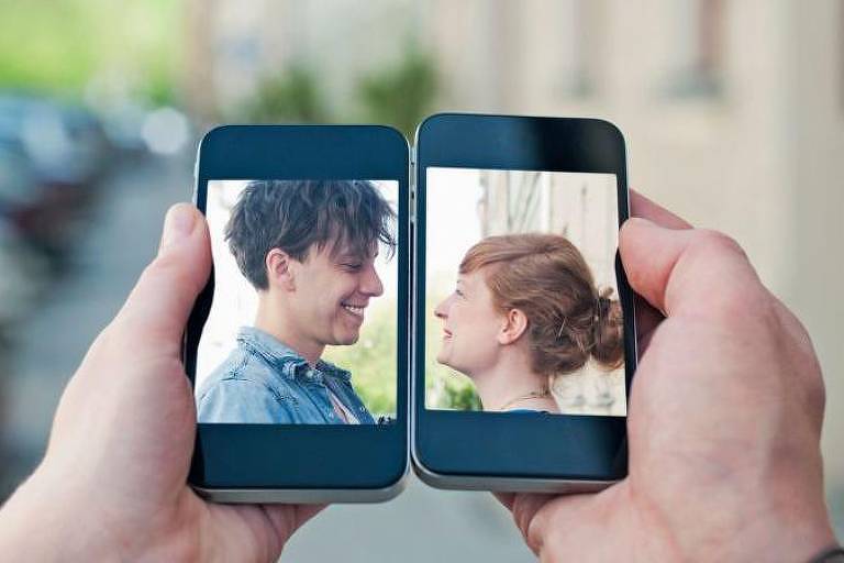 Fotografia mostra telas de dois celulares, em um há uma mulher e no outro há um homem