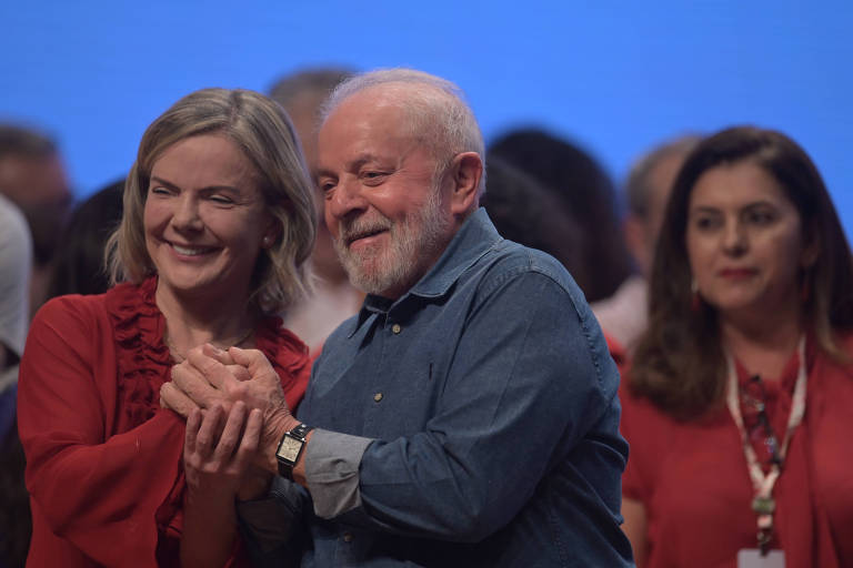 Gleisi Hoffman cumprimenta o presidente Lula dirante conferência eleitoral do PT, em Brasília