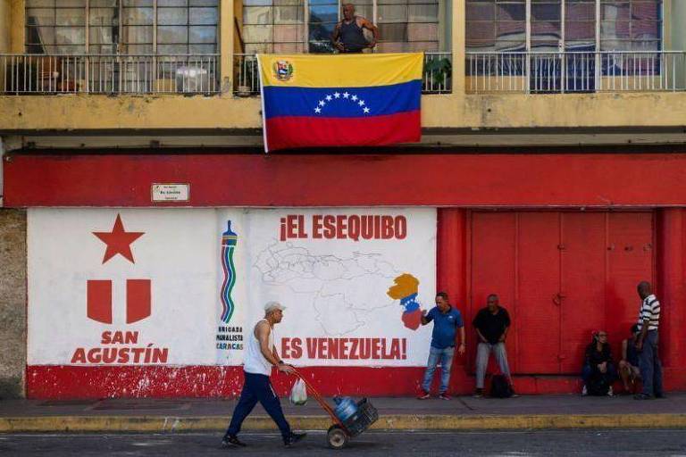 Foto mostra rua com bandeira da Venezuela e com os dizeres: 'El Esequibo es Venezuela' ('Essequibo é Venezuela', em espanhol)