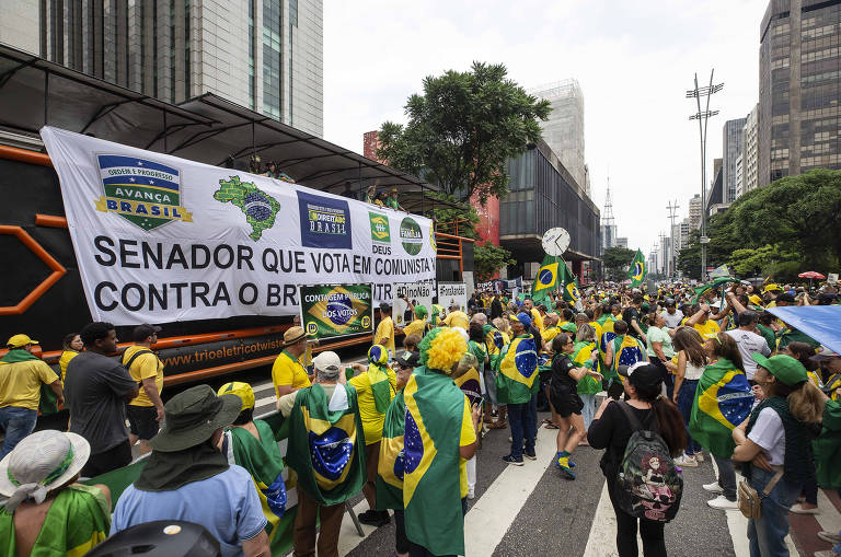 Manifestantes bolsonaristas voltaram a se reunir neste domingo (10) para protestar contra a indicação do ministro Flávio Dino (PSB) para o STF (Supremo Tribunal Federal).